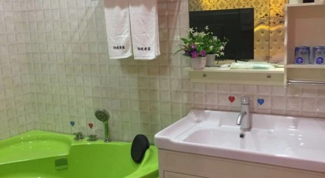 Shizong Sunshine Love Nest Theme Hotel, Rezerwuj Hotel Hotele w Qujing z parkingiem, Parking