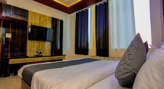Deluxe Kahden hengen huone parvekkeella kaupunkinäköala Hotel Eagle Inn