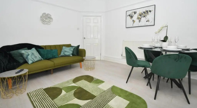 Beautiful 3-bed House by Ministays Stoke-on-trent, Забронировать Отель Сток-он-Трент Стаффордшир