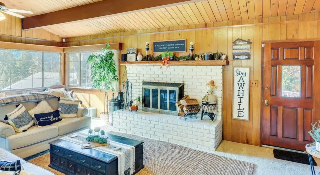 Spacious Crestline Retreat: 1 Mi to Lake Gregory, Забронировать Дом для отпуска Крестлайн 