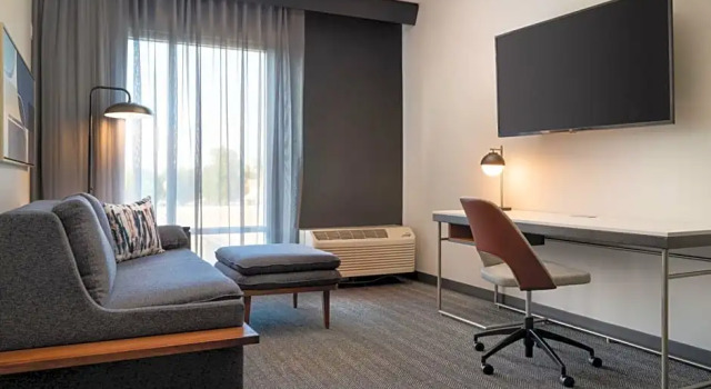 Двухместный люкс c 1 комнатой Courtyard by Marriott Fresno