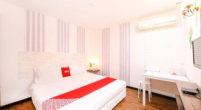 OYO 43963 T Signature Hotel