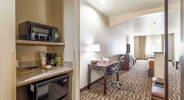 Шестиместный люкс Comfort Suites Portland Airport