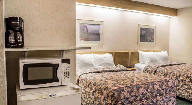 Четырёхместный номер Standard Rodeway Inn Abbotsford