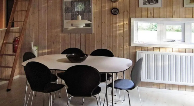 Quaint Holiday Home in Aakirkeby near Stream, Rezerwuj Hotel Hotele w Hovedstaden region z parkingiem, Parking