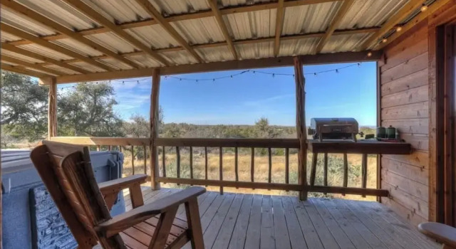 Двухместный номер Standard с балконом Mesquite Cabin With Hot Tub & Hill Country Views