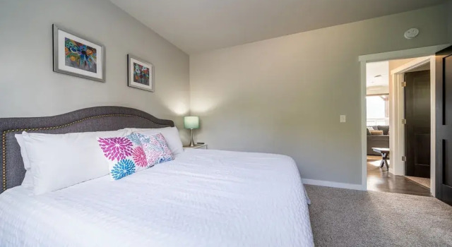 Marina's Edge Condo Walk to Restaurants, Wineries by RedAwning, Prenota Hotel Manson Lake Chelan