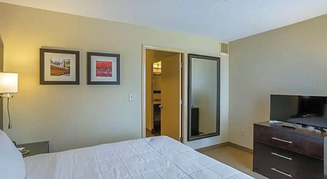 Люкс Clarion Inn & Suites Evansville Eastland Area
