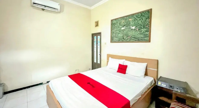 Номер Standard RedDoorz at Hotel Tampiarto Probolinggo Jawa Timur