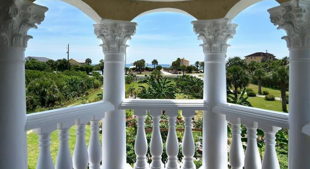 Castle by the Sea, 7 Bedroom, Ocean View, Putting Green, Tiki Bar, Sleeps 17, Rezerwuj Hotel Flagler Beach Floryda
