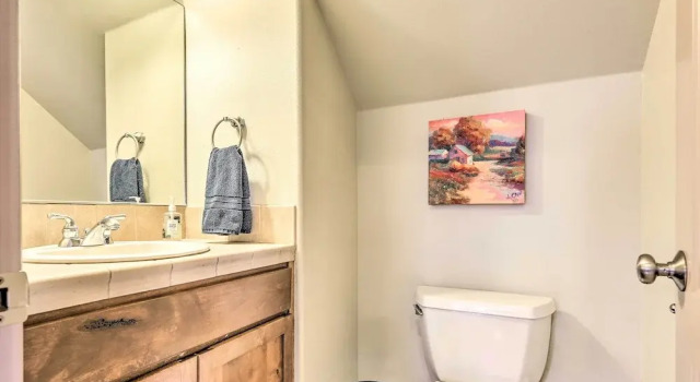 Коттедж с 4 комнатами Family-friendly Bend Home w/ Hot Tub & Yard!