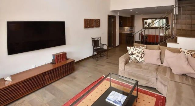 Chic 3BR Condo in Lionshead Village - Ski-in/ski-out at Eagle Bahn Gondola, Забронировать Апартаменты/квартира Отели Вейл с парковкой, Парковка