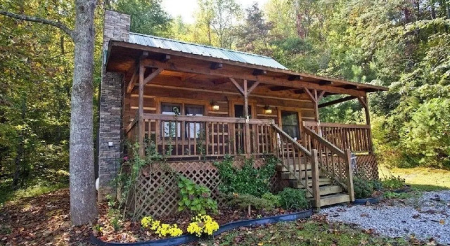 Leave the stress behind!- private hot tub, pet and motorcycle friendly, let peace and nature surround you! 2 Bedroom Home by RedAwning, Boek Vakantiehuis Vakantiehuizen in Monroe, Cottage