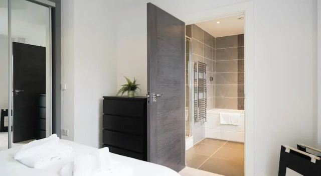 Serenity by the Water 3 bedroom London, Забронировать Отель Отели Лондона с парковкой, рядом с Особняк и парк Сайон-хаус, Парковка