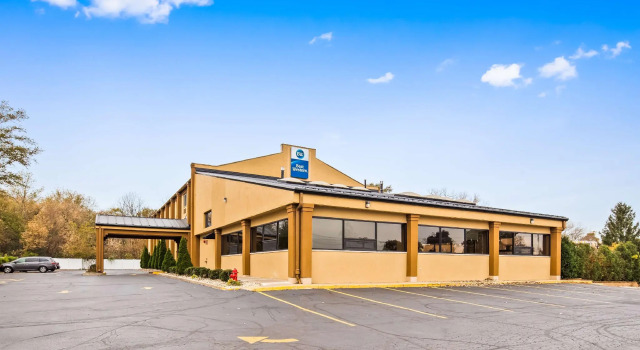 Кровать в общем номере AmericInn by Wyndham Woodstock IL