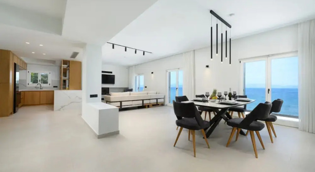 Beachfront Achillion Bay Villa in Corfu, Забронировать Вилла Отели периферии Ионических островов с парковкой, Парковка