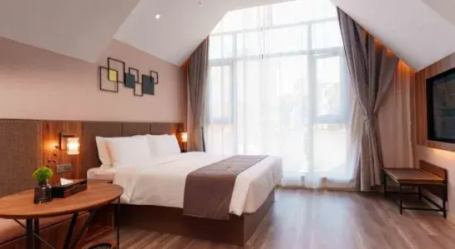 Люкс Homeinn Plus Hotel (Deyang Wuzhou Plaza Performing Arts Center)