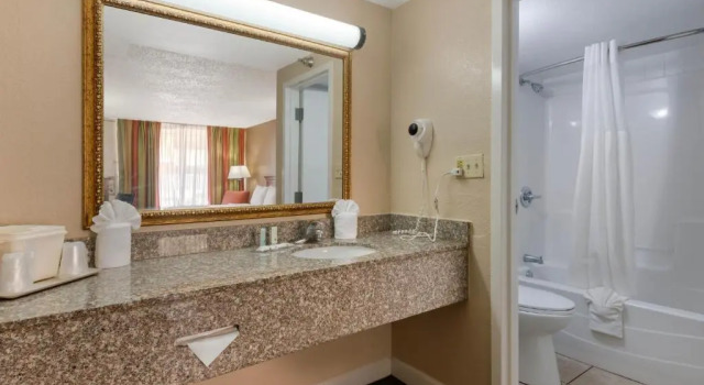 Двухместный номер Business с видом на бассейн Quality Inn & Suites Conference Center