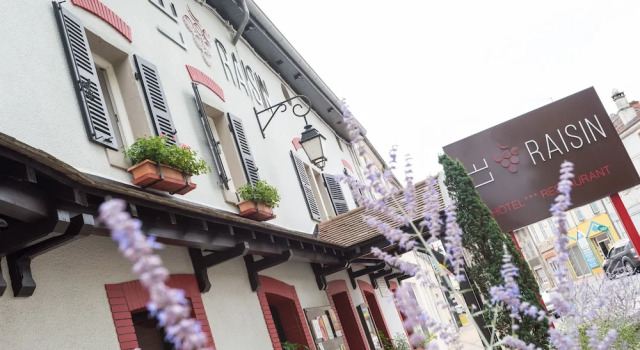 LOGIS LES CEPAGES / RESTAURANT LE RAISIN, Rezerwuj Hotel Pont-de-Vaux Ain