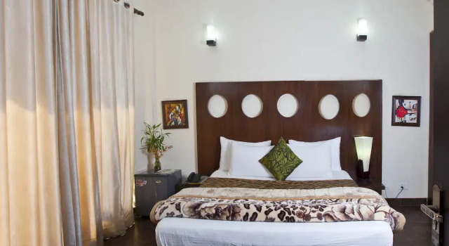 OYO Premium Medanta 2, Забронировать Отель Гургаон Gurgaon Region, рядом с Apollo Tyres Ltd