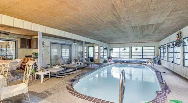 Tampa Area Home w/ Indoor Pool, Families Welcome!, Book Feriehus Villaer i Brandon, Villa