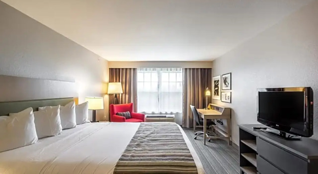 Четырёхместный люкс Country Inn & Suites by Radisson, Fond du Lac, WI