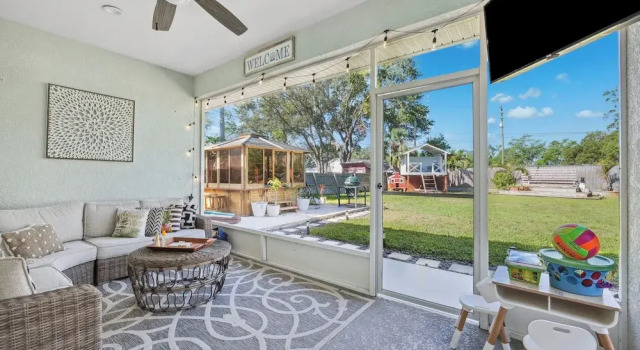 Sleek Home w/ Hot Tub, Koi Pond & Yard in Seminole, Book Feriehus Hoteller i Seminole med parkering, Parkering