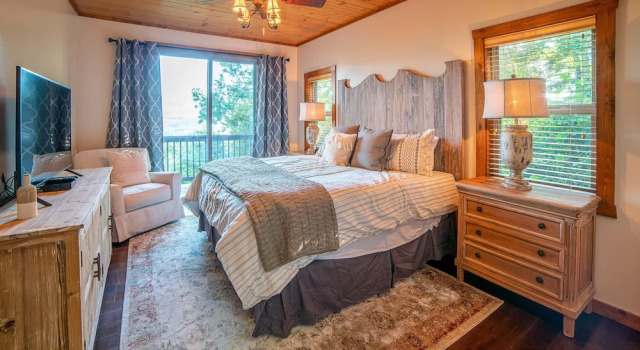 Mountain-view On 1.61 Acres - Sleeps 25 7 Bedroom Villa