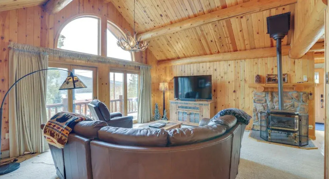 Lake & Mtn Views: Spectacular Grand Lake Home, Забронировать Дом для отпуска Отели Гранд-Лейк с парковкой, Парковка