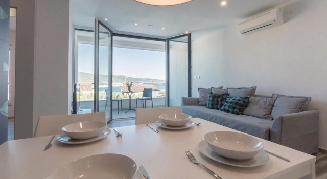 Amazing Home in Kornic With Wifi and 5 Bedrooms, Varaa Hotelli Hotellit Kvarner Islands uima-altaalla, Uima-allas