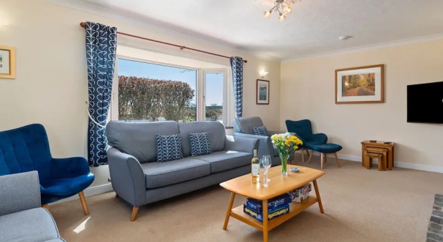 Honeyfield Lodge - Spacious Cottage Rural Views