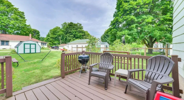 Walk to Lake Michigan: Pet-friendly Charlevoix Gem, Book Feriehus Sommerhuse i Charlevoix, Hytte
