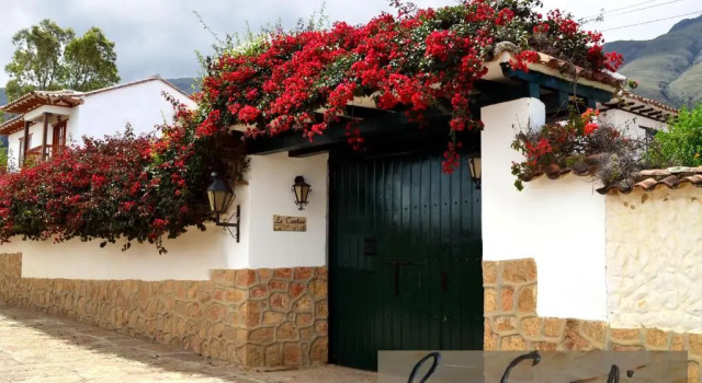 Коттедж с балконом и с красивым видом из окна Casa La Carolina