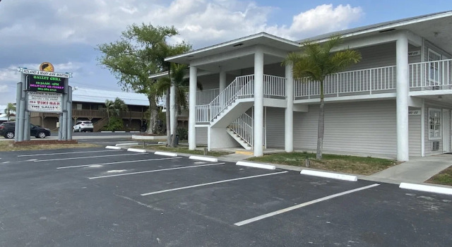 Roland and Mary Ann Martin Resort, Забронировать Курортный отель Кльюистон Southwest Florida