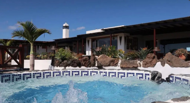 Finca Paraso - Finest Villa With Incredible Views Over Puerto del Carmen, Забронировать Вилла Отели Канарских островов с бассейном, Бассейн