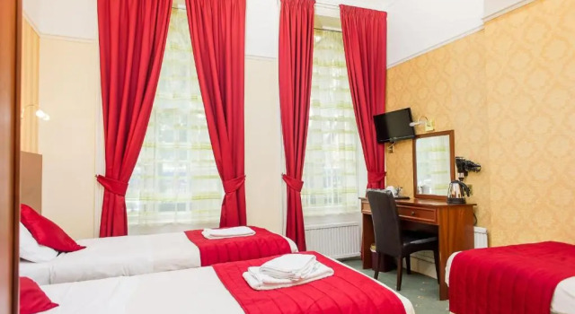 Четырёхместный номер Standard Avonmore Hotel