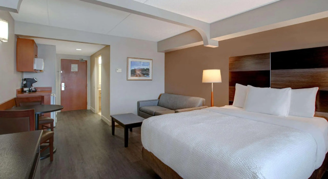 Двухместный люкс Days Inn & Suites by Wyndham Collingwood