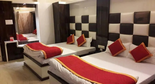 Кровать в общем номере Hotel Ganpati Plaza