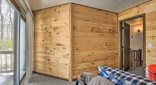 Tobyhanna Cabin w/ Deck, Community Pool & Golf!, Book Feriehus Sommerhuse i Pennsylvania, Hytte