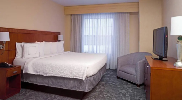 Двухместный люкс с 2 комнатами Courtyard by Marriott Aberdeen at Ripken Stadium