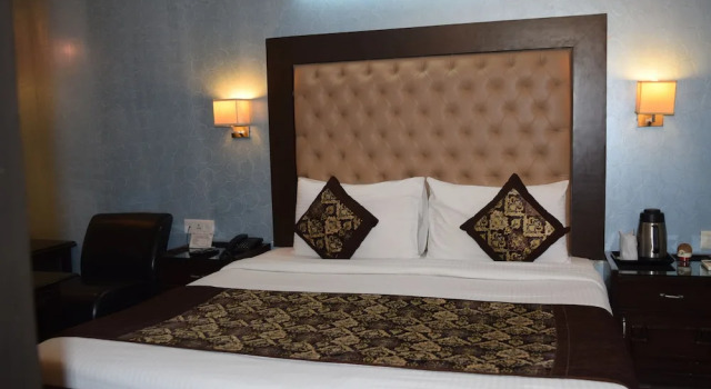 The Solace Hotel - Nehru Place, Забронировать Отель Отели Нью-Дели с завтраком, Завтраки