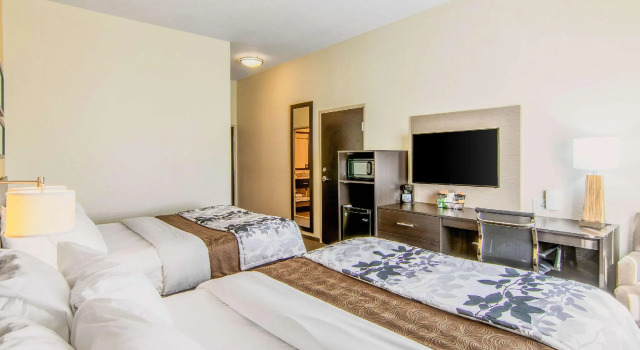 Четырёхместный номер Standard Sleep Inn & Suites West-Near Medical Center