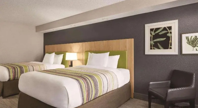Четырёхместный номер Standard с балконом Country Inn & Suites by Radisson, Pigeon Forge South, TN