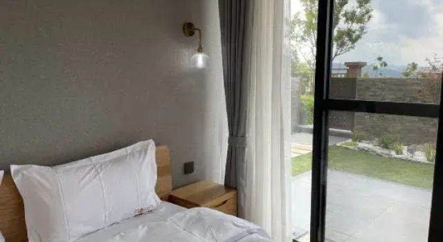 Люкс с 4 комнатами с видом на озеро Fanhua Motel