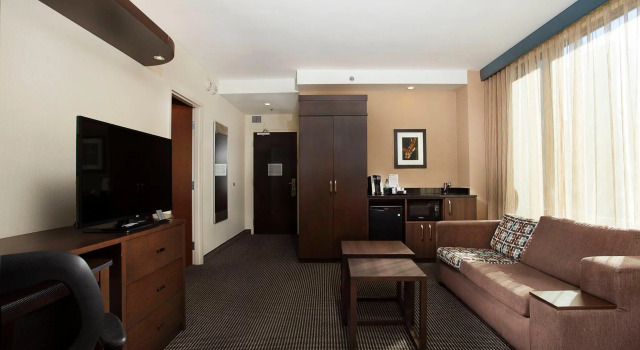 Двухместный люкс с 2 комнатами Courtyard par Marriott Montréal Centre-ville