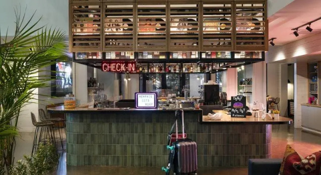 Кровать в общем номере MOXY Memphis Downtown