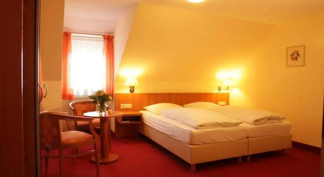 Hotel-Restaurant Zum Kirschbaum, Book Hotel Rottendorf Lower Franconia