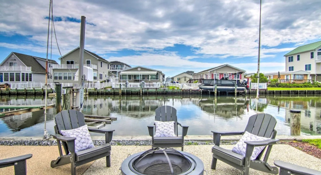 Коттедж с 3 комнатами с балконом Fire Pit + Views: Canal-front Fenwick Island Home