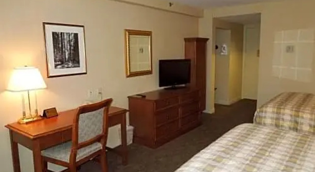 Четырёхместный номер Standard Rockville Centre Hotel - JFK Airport