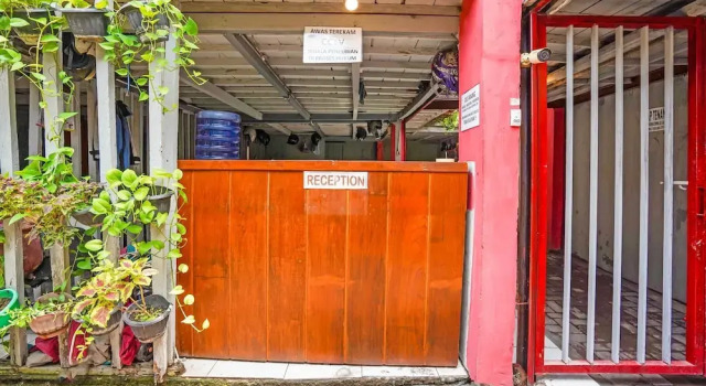 OYO 90799 Griyo Sonia, Prenota Hotel Wonocolo East Java